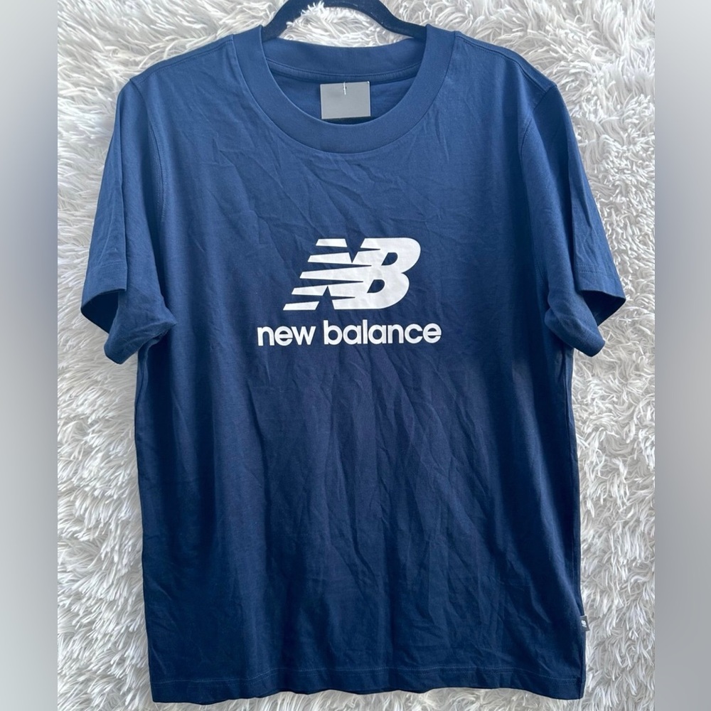 New Balance Men's Navy Blue T-Shirt size small